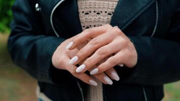 femme avec parfait mains et les ongles video