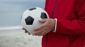 hombre participación un fútbol pelota en su manos video