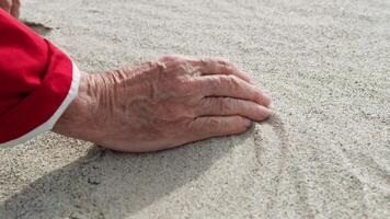 homme attraper désert le sable avec le main video