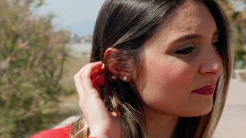 Frau einstellen ihr kostbar Ohrring video