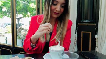 Frau Mischen Zucker im ein Cappuccino mit ein Löffel video