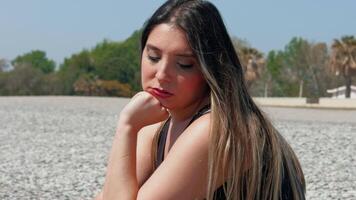 stanco donna a il spiaggia video