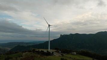 grande viento turbina en el parte superior de el colina video