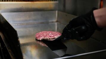 umdrehen ein Kochen Hamburger auf das Grill, schleppend Bewegung video