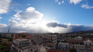 de voorbijgaan van wolken over- een Italiaans land video