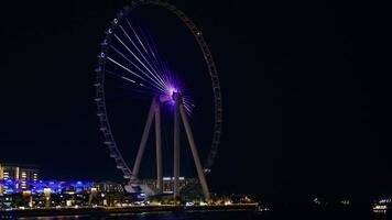 bunt Licht von das Ferris Rad Beleuchtung das Arabisch Küste video