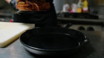 beplating van de fijnproever hamburger binnen een keuken video