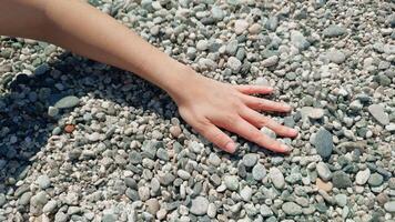 mani su il roccioso spiaggia superficie video