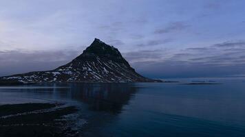 Ruhe Meer in der Nähe von kirkjufell Berg video