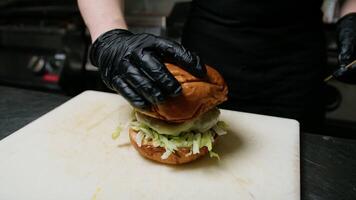 capocuoco completando il preparazione di un' buongustaio hamburger video