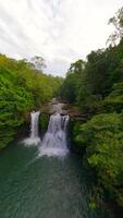dynamisch fpv Flug Über Fluss und Wasserfälle im das üppig Urwald im Thailand video