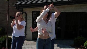 vrouw fotograaf videograaf films bachata straat dansen Aan camera video