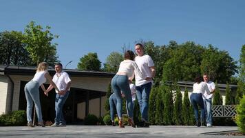 energia amor vida. suave sexy latim dança movimentos. encenado dança bachata uma grupo do pessoas dançando em a rua a mesmo movimentos branco camisas azul jeans adultos e jovem pessoas do diferente idades video