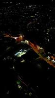 aereo verticale metraggio di illuminato leighton poiana cittadina di Inghilterra durante notte. Inghilterra unito regno, marzo 29, 2024 video