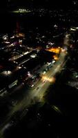 aéreo vertical imágenes de iluminado leighton zopilote pueblo de Inglaterra durante noche. Inglaterra unido Reino, marzo 29, 2024 video