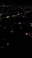 aéreo vertical imágenes de iluminado leighton zopilote pueblo de Inglaterra durante noche. Inglaterra unido Reino, marzo 29, 2024 video