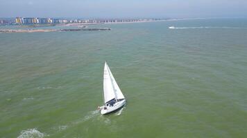 alto angolo metraggio di veloce barca nel il Britannico oceano di Eastbourne città, Inghilterra unito regno. Maggio 10, 2024 video