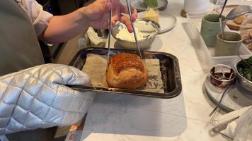 assar croissant dentro forno. recentemente cozido croissants em bandejas dentro uma padaria, fechar-se video