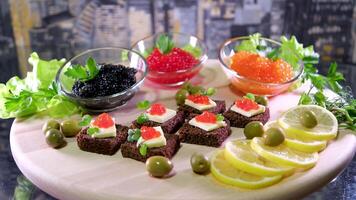 Fisch rot schwarz Kaviar auf schwarz Borodino Brot mit Zitrone schön serviert im ein Restaurant Verkostung Reich Leben auf ein Teller von Grüner Salat und Oliven video