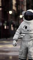 astronauta a piedi giù urbano strada video