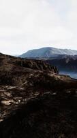 bergig Terrain mit Blick auf Ruhe See beim Dämmerung video