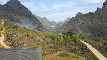 Antenne Aussicht von Berg ethnisch Dorf auf das Ha Giang Schleife im Norden Vietnam video