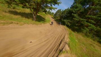 fpv dar achtervolgen racers Aan een motorcross spoor. hoog snelheid. video