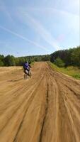 fpv Drohne jagen Rennfahrer auf ein Moto-Cross Spur im schleppend Bewegung. video