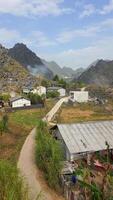 aéreo Visão do montanha étnico Vila em a ha giang ciclo dentro norte Vietnã video