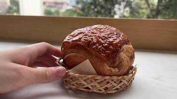 Französisch knusprig Croissants gebacken Waren hausgemacht Bäckerei auf Anzeige zum Kunden traditionell Geschäft köstlich Morgen Frühstück Wahl von Gebäck video