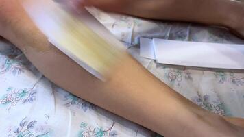fartage jambes épilation de jambes avec sucre pâte ou shugaring. beauté salon. video