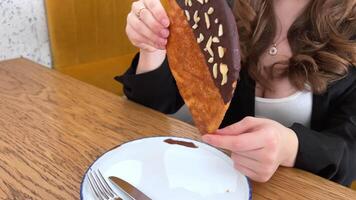 de vlak croissant met chocola en bestrooi van noten geserveerd in wit bord video