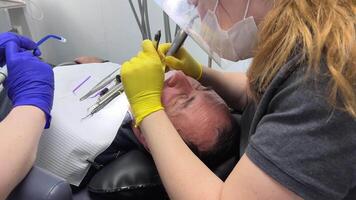 dental behandling förbi tandläkare de man tänder behandlad på de tandläkare video