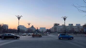 Bukarest Rumänien 20.04.2024 ein einstellen von Videos mit anders Sehenswürdigkeiten Personen. echt Leben im ein groß Stadt Vorbeigehen durch.