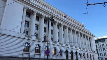 Bukarest Rumänien 20.04.2024 ein einstellen von Videos mit anders Sehenswürdigkeiten Personen. echt Leben im ein groß Stadt Vorbeigehen durch.