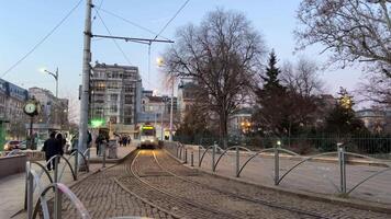 Boekarest Roemenië 20.04.2024 een reeks van videos met verschillend bezienswaardigheden mensen. echt leven in een groot stad voorbijgaan door.