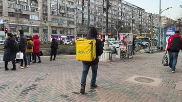 Bukarest Rumänien 20.04.2024 Essen Lieferung glovo ein einstellen von Videos mit anders Sehenswürdigkeiten Personen. echt Leben im ein groß Stadt Vorbeigehen durch.