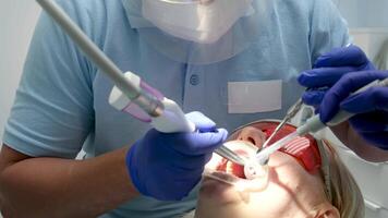 médico scans a pacientes dentes dentro a clínica. a dentista detém dentro dele mão uma manual 3d scanner para a mandíbula e boca. dental saúde. cria uma 3d modelo do dentes e gengivas em uma médico monitor. video