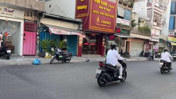 ho chi minh stad, vietnam 24.05.2024 royalty hög kvalitet fri bäst stock antal fot av långsam rör på sig trafik med massor av motorcykel, buss, motor, bil... transport på väg i ho chi minh stad i de morgon- video