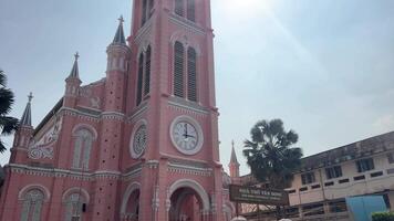 bronzer dinh église. circulation confiture à le rose église dans ho chi minh vietnam large coup panoramique. ho chi minh vietnam video