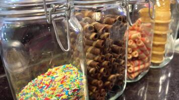 sucré table dans le buffet, arrose, la glace crème additifs pour enfants, choisir de grand verre conteneurs, différent des friandises, bonbons video