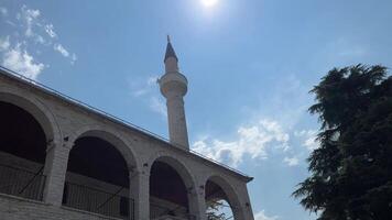 gjirokastra musée ville est connu comme Lieu de naissance de le albanais communiste chef enver hoxha. unesco monde patrimoine placer, ottoman ville video