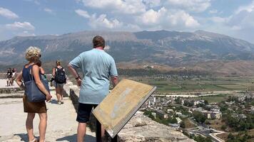 Albanië gjirokastra 25.05.2024 museum stad is bekend net zo geboorteplaats van de Albanees communistisch leider enver hoxha. UNESCO wereld erfgoed plaats, poef stad video