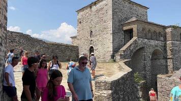 albania gjirokastra 2024-05-25 museum stad är känd som födelseort av de nian kommunist ledare enver hoxha. unesco värld arv webbplats, ottoman stad video