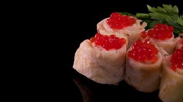 emparedados con rojo caviar en oscuro antecedentes video