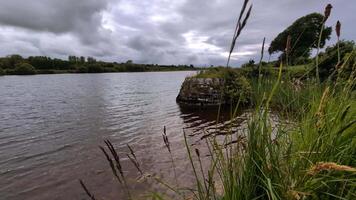 skön landskap av menlo slott 16: e århundrade ruin förbi de flod korrib i galway, Irland, historisk arkitektur video