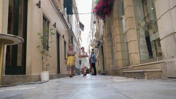 Grecia corfú isla 23.05.2024 real calles viajeros turistas caminando mirando a el monumentos antiguo edificios famoso cuadrícula video