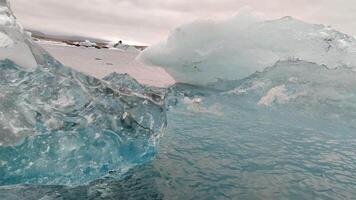 un barco paseo en un glaciar lago exhibiendo maravilloso hielo cristal formaciones video