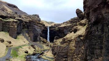 un' largo tiro di kvernufoss cascata a partire dal un' distanza nel Islanda. video