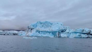 uma cênico barco passeio em uma geleira lago com majestoso geleiras imponente dentro a fundo. video